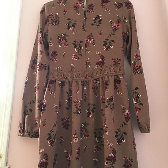 Dress with lace trim - Picture 7 of 12